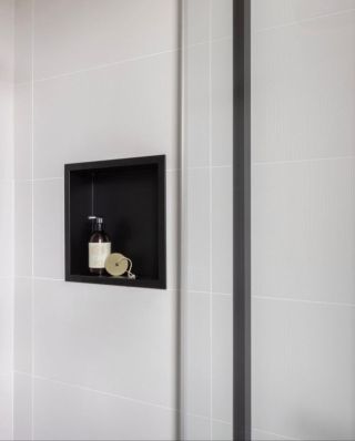 Tentokrát přinášíme inspiraci s našimi poličkami do niky! 💡🖤 Milujeme ten moment, kdy od vás přijde zpráva s fotkou a my...